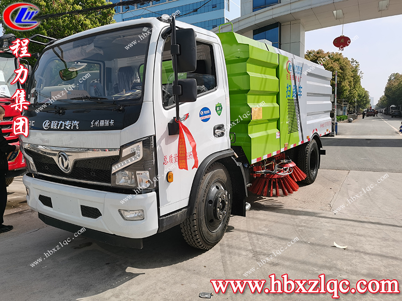 程力集團東風(fēng)福瑞卡掃路車，北京客戶到廠自提車并學(xué)習(xí)操作方法