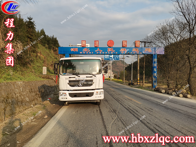 程力集團(tuán)廣東梅州灑水車客戶在自家石場(chǎng)試水效果杠杠滴