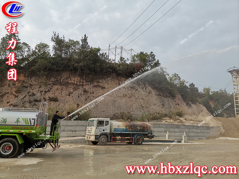 程力集團(tuán)廣東梅州灑水車客戶在自家石場(chǎng)試水效果杠杠滴