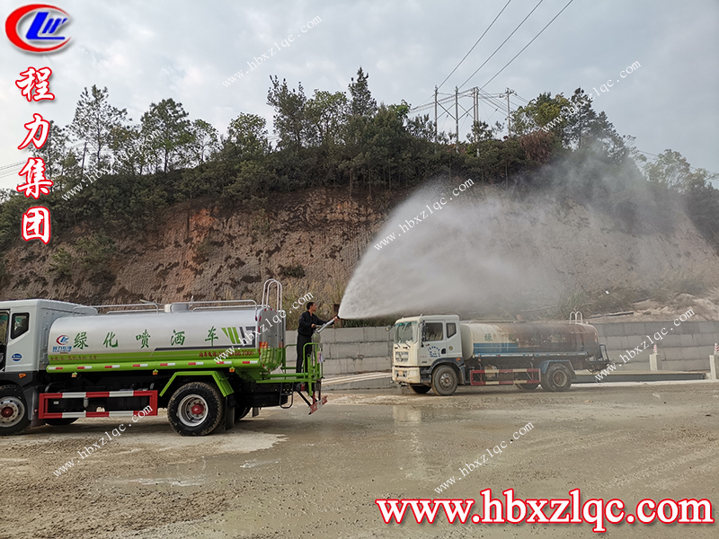 程力集團(tuán)廣東梅州灑水車客戶在自家石場(chǎng)試水效果杠杠滴